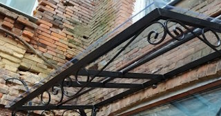 Угловые козырьки для частных домов и входов в Тамбове - НавесыТмб от 1751 рублей